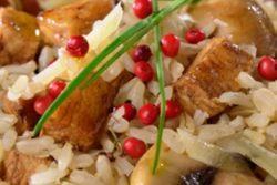 Salada de arroz integral com frango e cogumelos