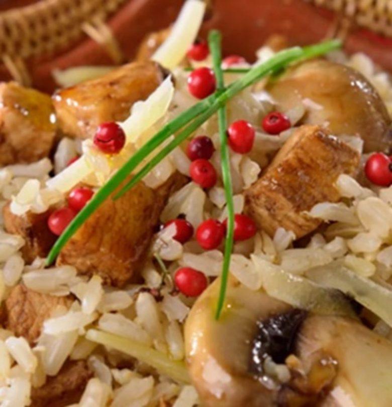 Salada de arroz integral com frango e cogumelos