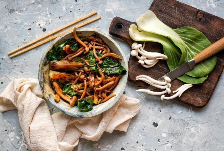 Acelga chinesa (bok choy), tempeh e cogumelos salteados