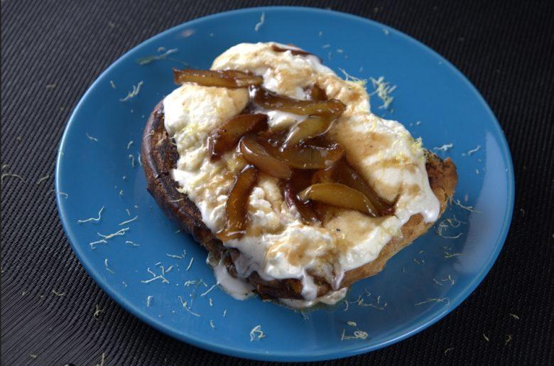 Panetone na sanduicheira com frutas caramelizadas e chantilly 