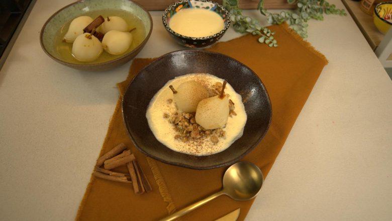 Pera cozida com o creme anglaise de coco cream