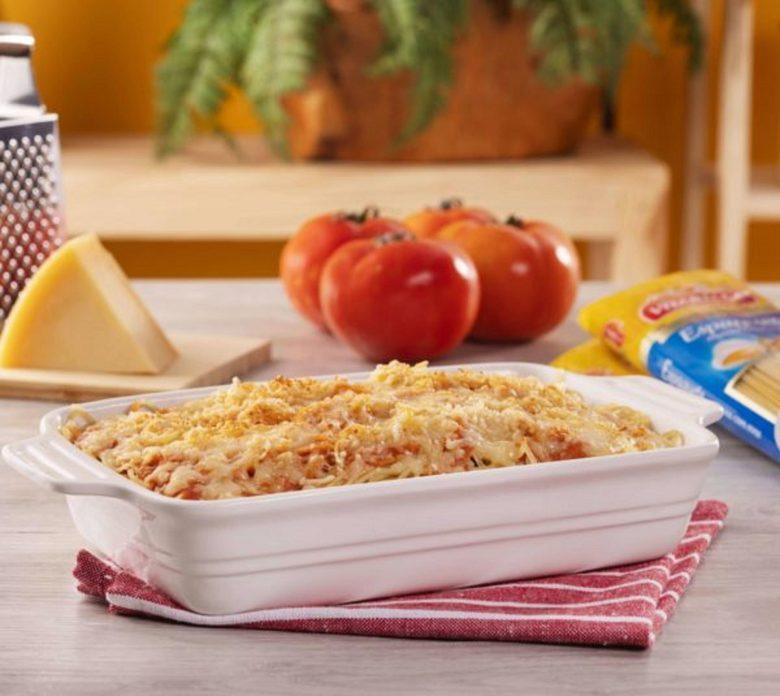 Espaguete com filé mignon em tiras