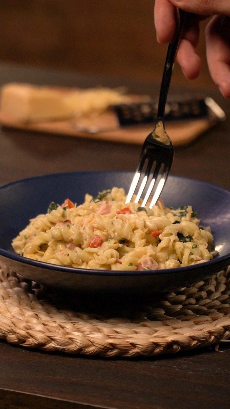 Parafuso com creme de espinafre, peito de peru e requeijão