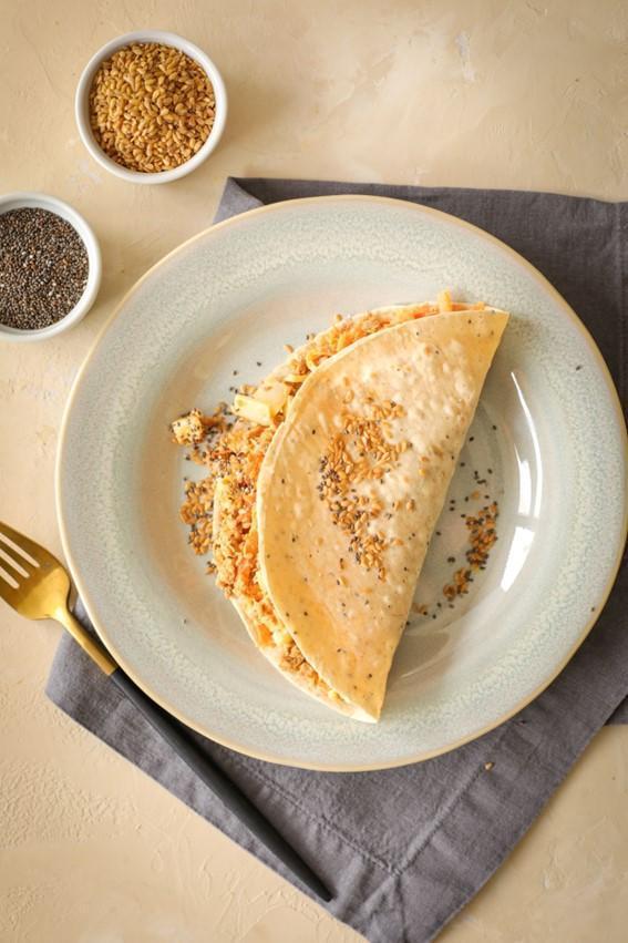 Prepare a proteína vegana como preferir e reserve.Em uma frigideira preaquecida, adicione o wrap, chia e linhaça Jasmine e mantenha 15 segundos em cada um dos lados.Desligue o fogo e inicie a montagem espalhando o requeijão vegano na superfície de dentro.Adicione a proteína vegana, a cenoura ralada, o palmito picado e as folhas de alface.Enrole a massa de maneira que preferir e está pronto.