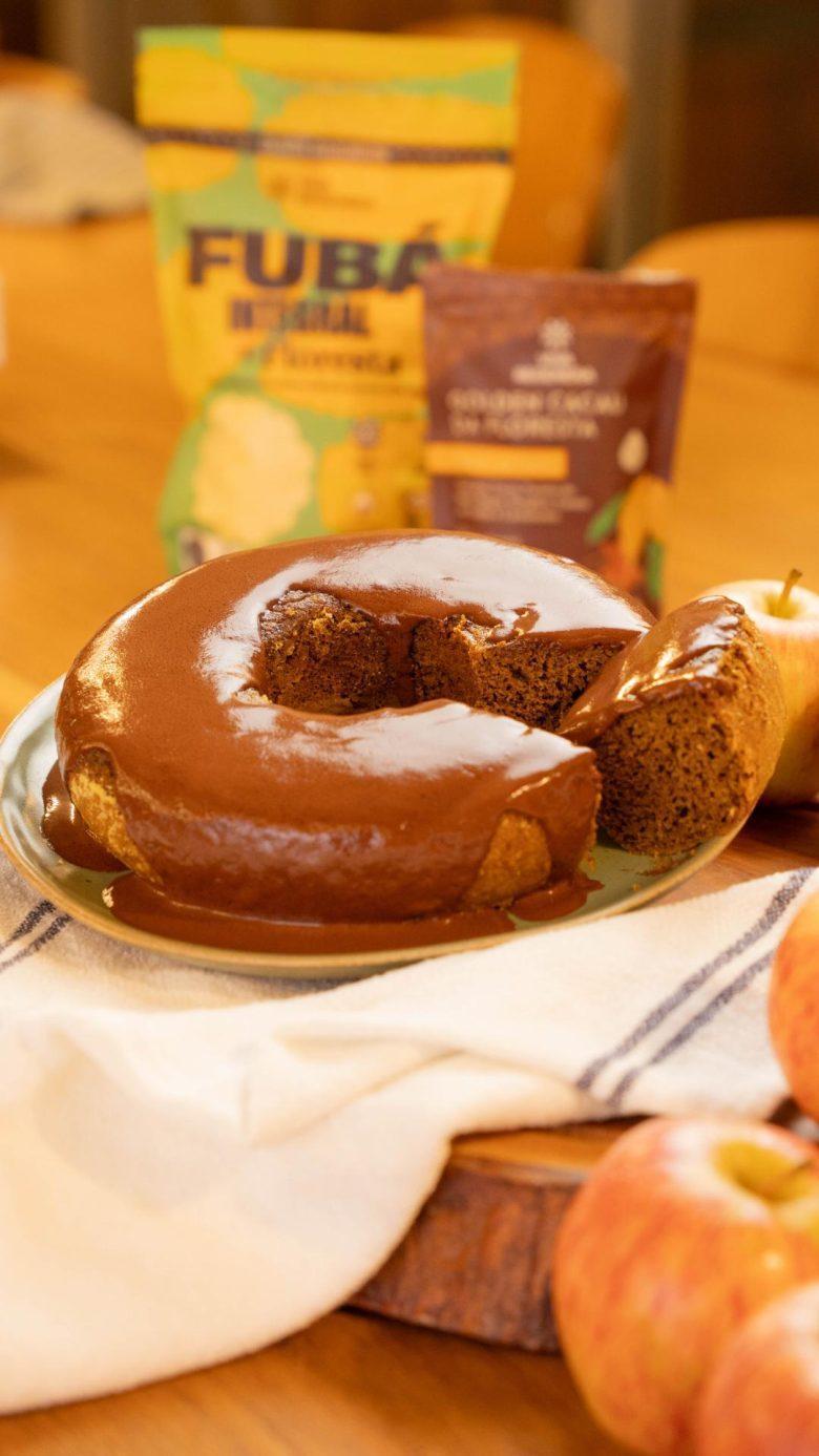 Bolo de fubá com maçã e golden cacau