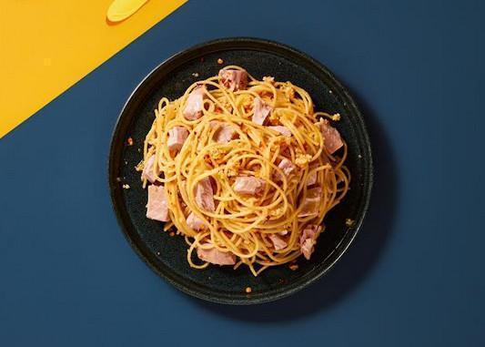 Macarrão espaguete ao alho e óleo com atum