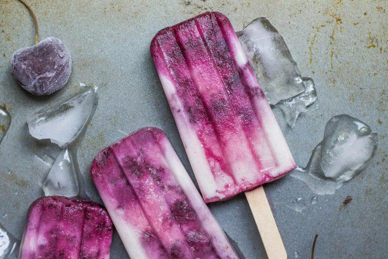 Picolé de morango com açaí