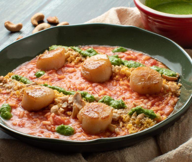 Risoto de tomate com vieiras, pesto de rúcula e farofa de castanha de caju