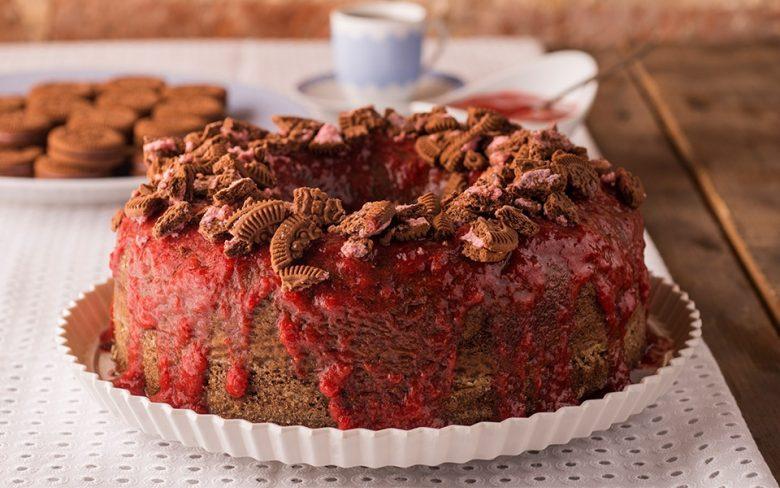 Bolo de chocolate com geleia de morango