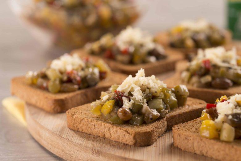 Caponata italiana com mix de berinjela, abobrinha e pimentões