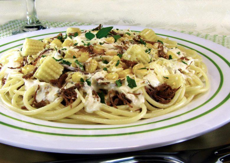 Espaguete ao creme de milho com carne