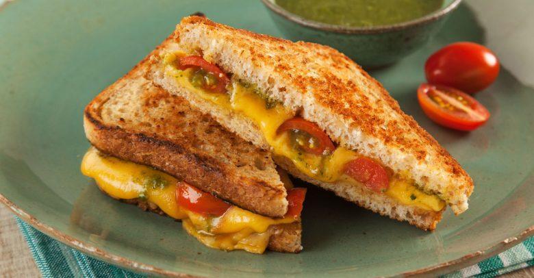 Grilled cheese com molho pesto