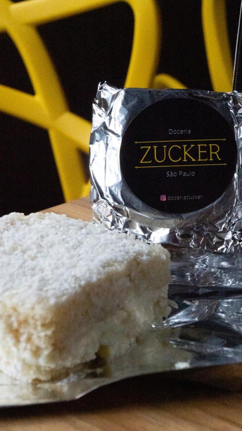 Bolo embrulhado de coco gelado