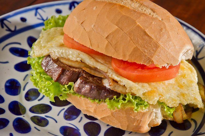 Lanche prego no pão