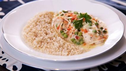 Arroz integral com peixe e leite de coco