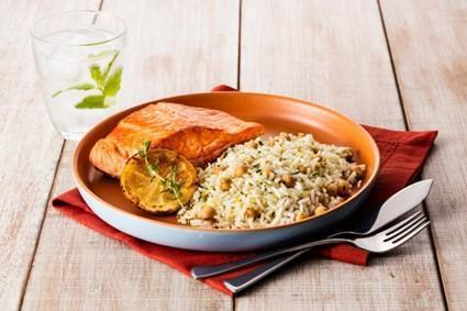 Salmão grelhado com arroz e grão-de-bico al limone
