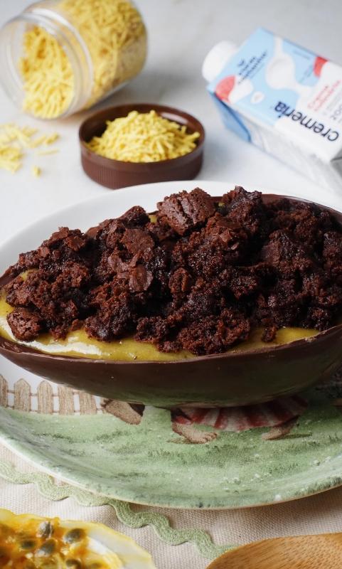 Ovo de colher de maracujá com brownie