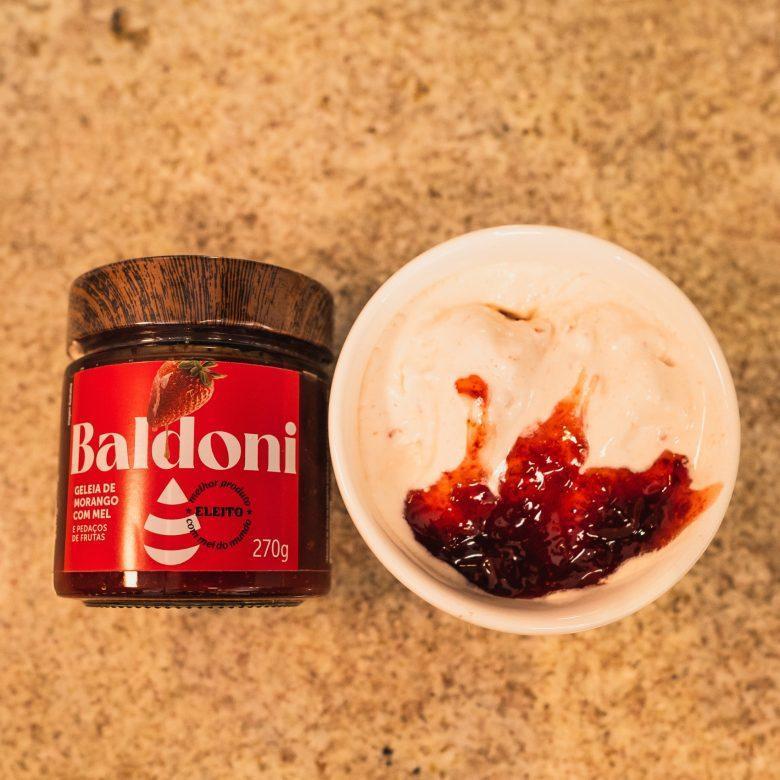 Sorvete de baunilha com geleia de morango