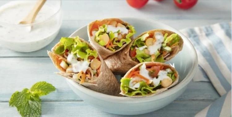 Wrap vegetariano com molho de hortelã
