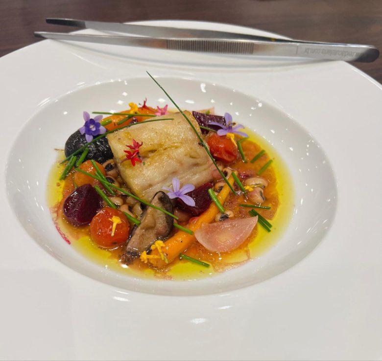Bacalhau confit com vinagrete de feijão de corda e vegetais