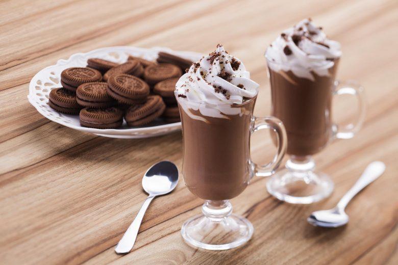 Chocolate quente com farofinha de biscoito