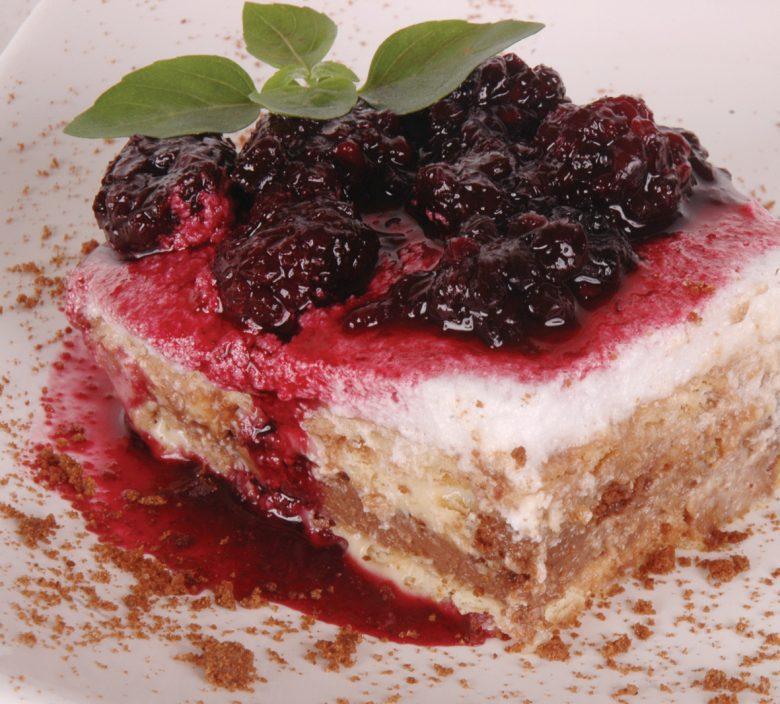Pavê de chocolate com frutas vermelhas