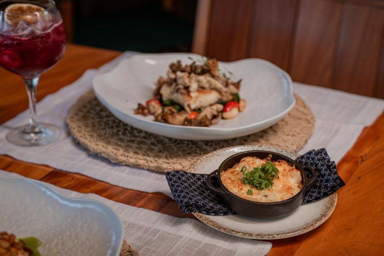 Peixe na brasa com cogumelo e gratinado de macaxeira