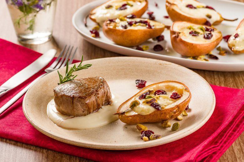 Pera glaceada e assada com queijo brie, pistache e cranberry
