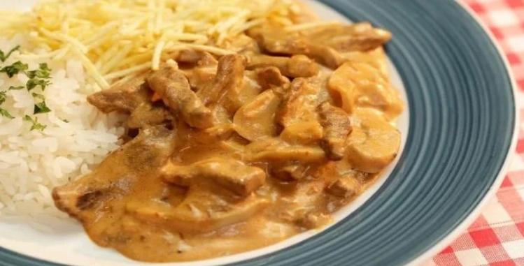 Estrogonofe de carne com creme de leite 
