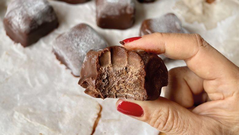 Cubinhos de sorvete de chocolate