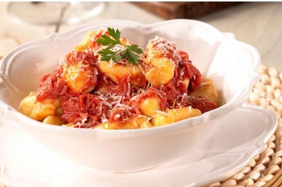 Nhoque de mandioquinha com ragu de carne seca