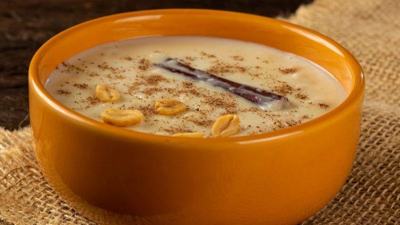 Canjica de milho branco com coco, paçoca e canela