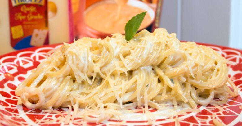 Macarrão ao molho de queijos: fondue, queijo azul e gouda