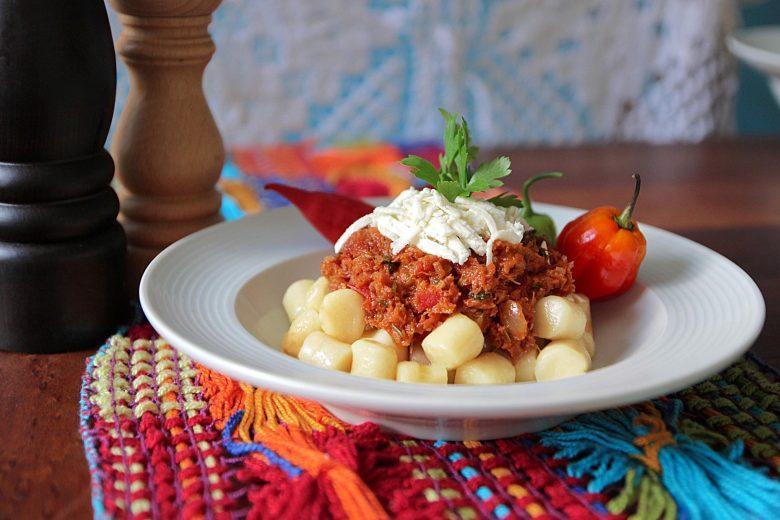 Nhoque de macaxeira com ragu de carne seca