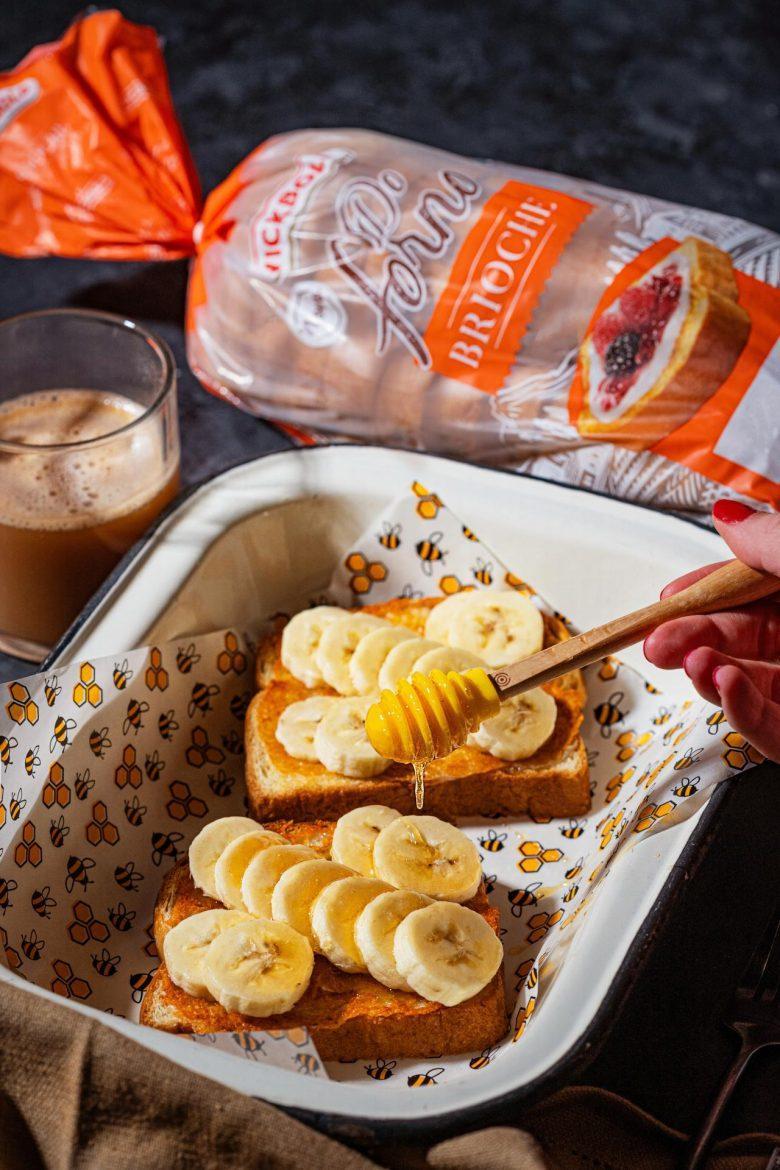 Toast de brioche com queijo crocante, banana e mel
