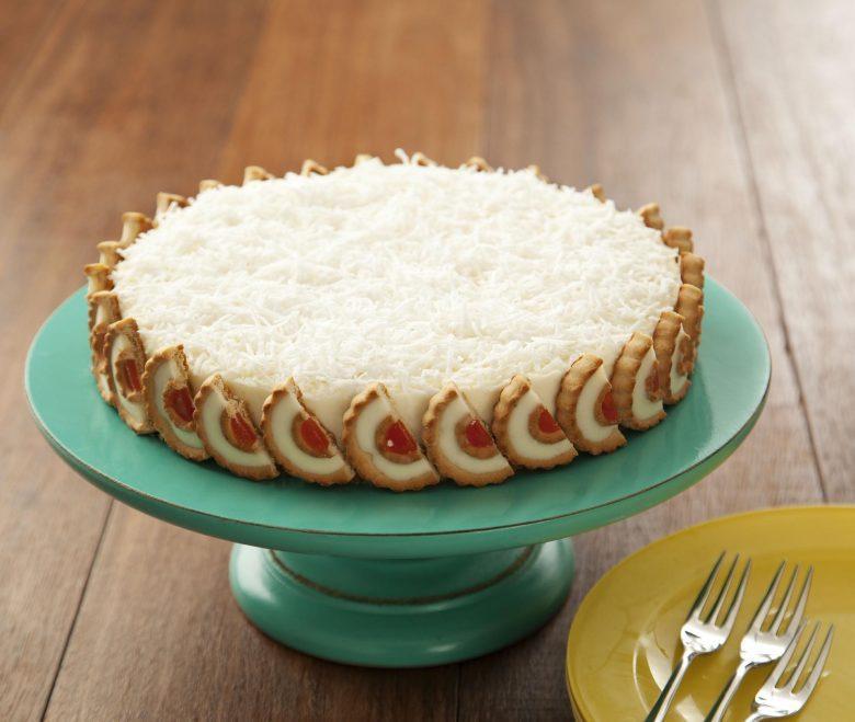 Torta manjar com tortinhas cheesecake