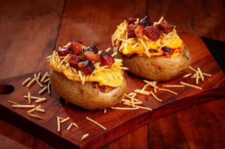 Batata recheada com três queijos