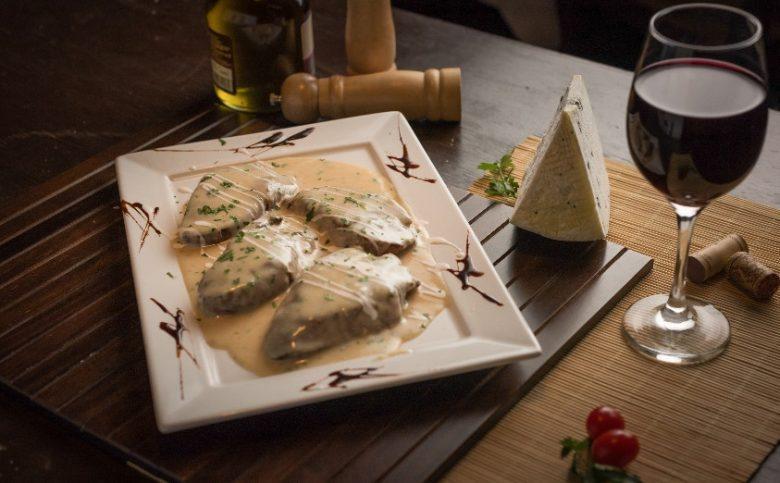 Bife ancho com crosta de gorgonzola