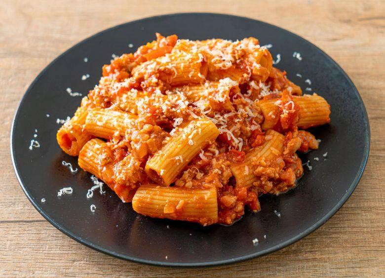 Rigatoni com ragu de carne
