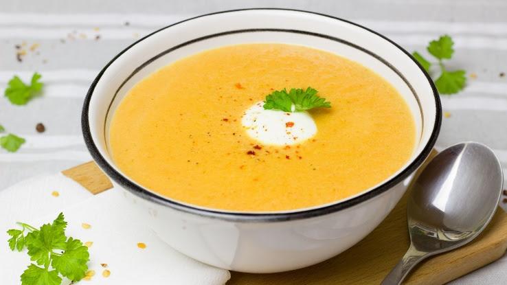 Caldo de mandioca com creme de castanha, ervas frescas e toque de pimenta