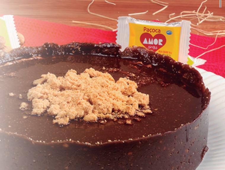 Torta de chocolate com paçoca
