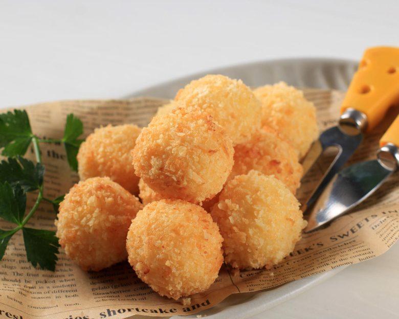 Bolinho de macaxeira com carne de sol e coentro