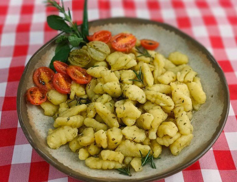 Gnocchi milano frito com ervas e tomate cereja