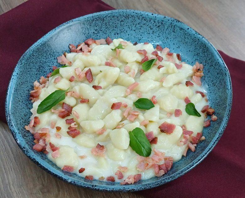 Gnocchi milano com molho besciamella e bacon