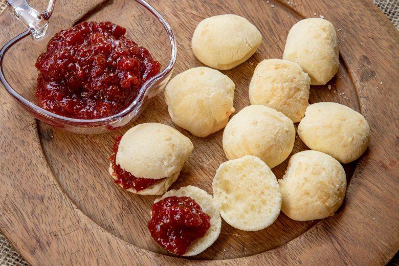 Pão de queijo recheado com goiabada