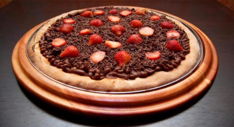 Pizza de chocolate e morango