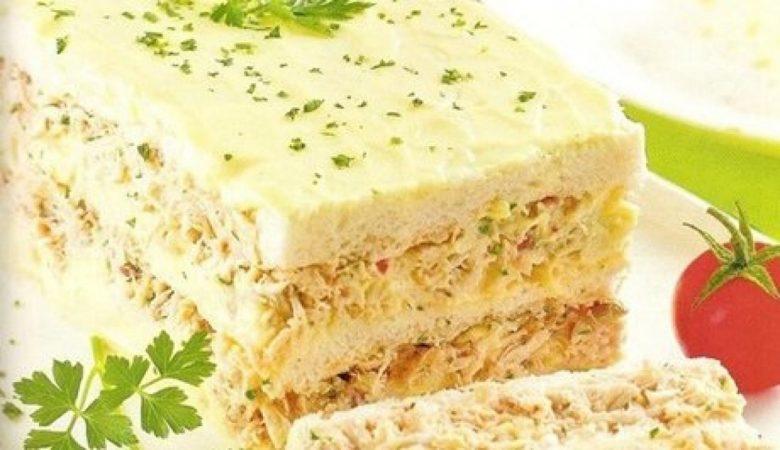 Torta de pão de forma com molho branco