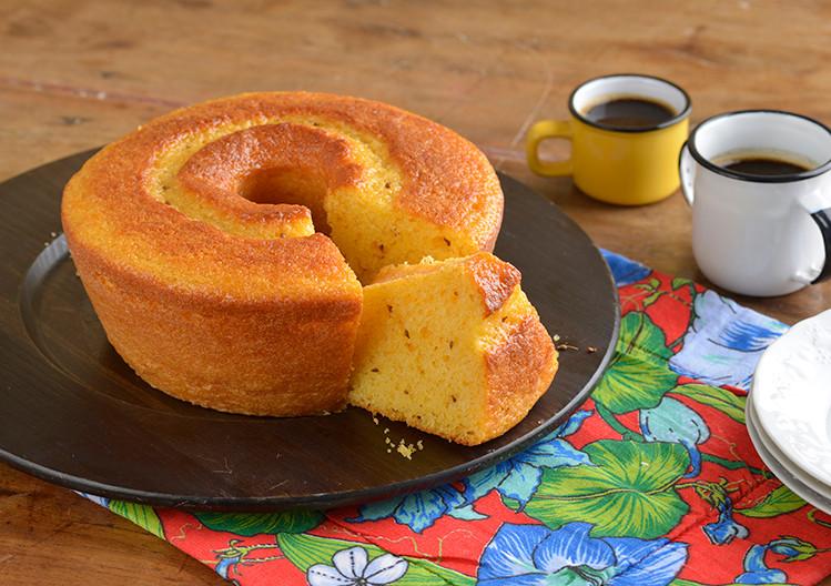 Bolo de fubá com laranja e erva-doce