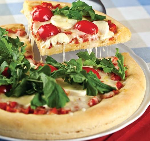 Pizza de muçarela de búfala com rúcula