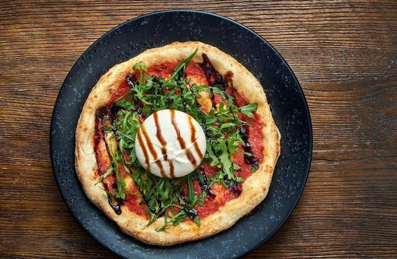 Pizza de marguerita com burrata de búfala